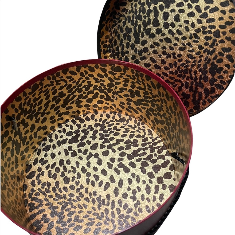 Frederick’s of Hollywood red & black hat box - Picture 4 of 5